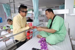 แพทย์หญิงจิตติมา ปรีชา ผู้อำนวยการโรงพยาบาลทหารผ่านศึก และคณะกองพยาบาล ให้การต้อนรับ คุณเล็ก รัมณียานนท์ จากบริษัทคิวแอนด์เอฟแอดเวอร์ไทซิ่ง จำกัด เยี่ยมบำรุงขวัญผู้ป่วยทหารผ่านศึก