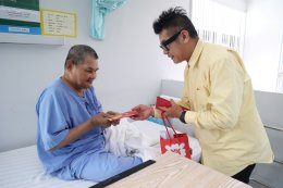 แพทย์หญิงจิตติมา ปรีชา ผู้อำนวยการโรงพยาบาลทหารผ่านศึก และคณะกองพยาบาล ให้การต้อนรับ คุณเล็ก รัมณียานนท์ จากบริษัทคิวแอนด์เอฟแอดเวอร์ไทซิ่ง จำกัด เยี่ยมบำรุงขวัญผู้ป่วยทหารผ่านศึก