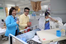 แพทย์หญิงจิตติมา ปรีชา ผู้อำนวยการโรงพยาบาลทหารผ่านศึก และคณะกองพยาบาล ให้การต้อนรับ คุณเล็ก รัมณียานนท์ จากบริษัทคิวแอนด์เอฟแอดเวอร์ไทซิ่ง จำกัด เยี่ยมบำรุงขวัญผู้ป่วยทหารผ่านศึก