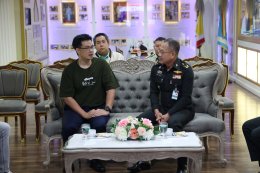 พลเอก เดชนิธิศ เหลืองงามขำ ผู้อำนวยการองค์การสงเคราะห์ทหารผ่านศึก ให้การต้อนรับ คุณปิยะ ซอโสตถิกุล กรรมการบริหาร จาก บริษัท นันยางมาร์เก็ตติ้ง จำกัด มอบเงิน จำนวน 1,000,000 บาท ให้กับโรงพยาบาลทหารผ่านศึก 