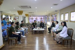 พลเอก เดชนิธิศ เหลืองงามขำ ผู้อำนวยการองค์การสงเคราะห์ทหารผ่านศึก ให้การต้อนรับ คุณปิยะ ซอโสตถิกุล กรรมการบริหาร จาก บริษัท นันยางมาร์เก็ตติ้ง จำกัด มอบเงิน จำนวน 1,000,000 บาท ให้กับโรงพยาบาลทหารผ่านศึก 