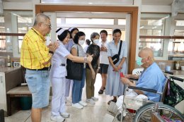 คุณนภพรรณ จงเลิศจรรยา และครอบครัว เยี่ยมบำรุงขวัญทหารผ่านศึกที่พักรักษาตัว ณ รพ.ผศ.