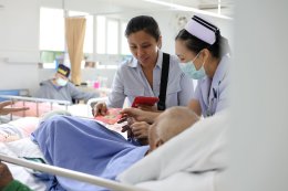 คุณนภพรรณ จงเลิศจรรยา และครอบครัว เยี่ยมบำรุงขวัญทหารผ่านศึกที่พักรักษาตัว ณ รพ.ผศ.