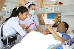 คุณนภพรรณ จงเลิศจรรยา และครอบครัว เยี่ยมบำรุงขวัญทหารผ่านศึกที่พักรักษาตัว ณ รพ.ผศ.