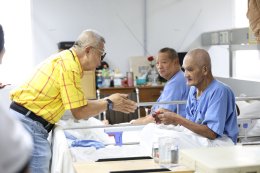 คุณนภพรรณ จงเลิศจรรยา และครอบครัว เยี่ยมบำรุงขวัญทหารผ่านศึกที่พักรักษาตัว ณ รพ.ผศ.