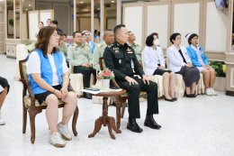กลุ่มผู้สนับสนุนครอบครัว อนุสรณ์สถานสันติภาพแห่งสหประชาชาติ สาธารณรัฐเกาหลี และคณะเยาวชนจากอนุสรณ์สถานสันติภาพแห่งสหประชาชาติ เยี่ยมพร้อมมอบถุงของขวัญเพื่อสร้างขวัญกำลังใจ