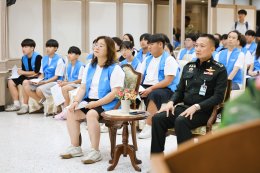 กลุ่มผู้สนับสนุนครอบครัว อนุสรณ์สถานสันติภาพแห่งสหประชาชาติ สาธารณรัฐเกาหลี และคณะเยาวชนจากอนุสรณ์สถานสันติภาพแห่งสหประชาชาติ เยี่ยมพร้อมมอบถุงของขวัญเพื่อสร้างขวัญกำลังใจ