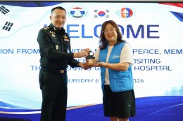 กลุ่มผู้สนับสนุนครอบครัว อนุสรณ์สถานสันติภาพแห่งสหประชาชาติ สาธารณรัฐเกาหลี และคณะเยาวชนจากอนุสรณ์สถานสันติภาพแห่งสหประชาชาติ เยี่ยมพร้อมมอบถุงของขวัญเพื่อสร้างขวัญกำลังใจ