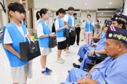 กลุ่มผู้สนับสนุนครอบครัว อนุสรณ์สถานสันติภาพแห่งสหประชาชาติ สาธารณรัฐเกาหลี และคณะเยาวชนจากอนุสรณ์สถานสันติภาพแห่งสหประชาชาติ เยี่ยมพร้อมมอบถุงของขวัญเพื่อสร้างขวัญกำลังใจ