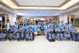 กลุ่มผู้สนับสนุนครอบครัว อนุสรณ์สถานสันติภาพแห่งสหประชาชาติ สาธารณรัฐเกาหลี และคณะเยาวชนจากอนุสรณ์สถานสันติภาพแห่งสหประชาชาติ เยี่ยมพร้อมมอบถุงของขวัญเพื่อสร้างขวัญกำลังใจ