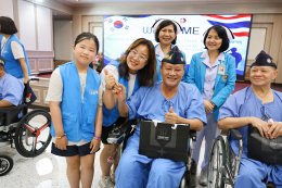 กลุ่มผู้สนับสนุนครอบครัว อนุสรณ์สถานสันติภาพแห่งสหประชาชาติ สาธารณรัฐเกาหลี และคณะเยาวชนจากอนุสรณ์สถานสันติภาพแห่งสหประชาชาติ เยี่ยมพร้อมมอบถุงของขวัญเพื่อสร้างขวัญกำลังใจ
