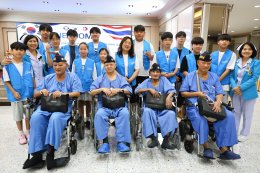 กลุ่มผู้สนับสนุนครอบครัว อนุสรณ์สถานสันติภาพแห่งสหประชาชาติ สาธารณรัฐเกาหลี และคณะเยาวชนจากอนุสรณ์สถานสันติภาพแห่งสหประชาชาติ เยี่ยมพร้อมมอบถุงของขวัญเพื่อสร้างขวัญกำลังใจ