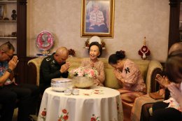 รดน้ำดำหัวและขอรับพรจาก คุณหญิงแสงเดือน ณ นคร ประธานกรรมการมูลนิธิสงเคราะห์ครอบครัวทหารผ่านศึกฯ