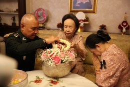 รดน้ำดำหัวและขอรับพรจาก คุณหญิงแสงเดือน ณ นคร ประธานกรรมการมูลนิธิสงเคราะห์ครอบครัวทหารผ่านศึกฯ