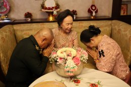 รดน้ำดำหัวและขอรับพรจาก คุณหญิงแสงเดือน ณ นคร ประธานกรรมการมูลนิธิสงเคราะห์ครอบครัวทหารผ่านศึกฯ