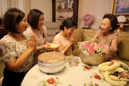 รดน้ำดำหัวและขอรับพรจาก คุณหญิงแสงเดือน ณ นคร ประธานกรรมการมูลนิธิสงเคราะห์ครอบครัวทหารผ่านศึกฯ