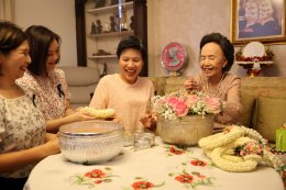 รดน้ำดำหัวและขอรับพรจาก คุณหญิงแสงเดือน ณ นคร ประธานกรรมการมูลนิธิสงเคราะห์ครอบครัวทหารผ่านศึกฯ