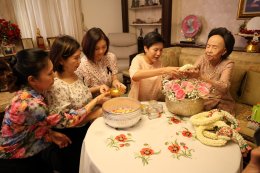 รดน้ำดำหัวและขอรับพรจาก คุณหญิงแสงเดือน ณ นคร ประธานกรรมการมูลนิธิสงเคราะห์ครอบครัวทหารผ่านศึกฯ