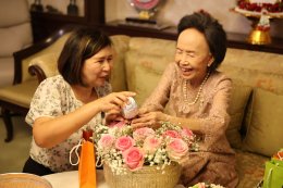 รดน้ำดำหัวและขอรับพรจาก คุณหญิงแสงเดือน ณ นคร ประธานกรรมการมูลนิธิสงเคราะห์ครอบครัวทหารผ่านศึกฯ