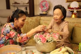 รดน้ำดำหัวและขอรับพรจาก คุณหญิงแสงเดือน ณ นคร ประธานกรรมการมูลนิธิสงเคราะห์ครอบครัวทหารผ่านศึกฯ