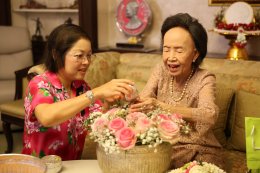 รดน้ำดำหัวและขอรับพรจาก คุณหญิงแสงเดือน ณ นคร ประธานกรรมการมูลนิธิสงเคราะห์ครอบครัวทหารผ่านศึกฯ