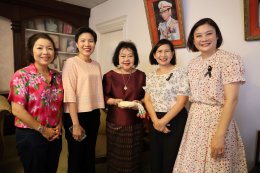 รดน้ำดำหัวและขอรับพรจาก คุณหญิงแสงเดือน ณ นคร ประธานกรรมการมูลนิธิสงเคราะห์ครอบครัวทหารผ่านศึกฯ