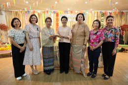 รดน้ำดำหัวและขอรับพรจาก คุณหญิงแสงเดือน ณ นคร ประธานกรรมการมูลนิธิสงเคราะห์ครอบครัวทหารผ่านศึกฯ