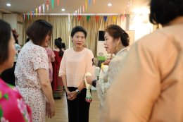 รดน้ำดำหัวและขอรับพรจาก คุณหญิงแสงเดือน ณ นคร ประธานกรรมการมูลนิธิสงเคราะห์ครอบครัวทหารผ่านศึกฯ