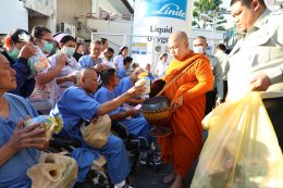พิธีทำบุญตักบาตรพระสงฆ์ จำนวน 19 รูป  และถวายภัตตาหารเช้าแด่พระสงฆ์ เนื่องในโอกาสวันขึ้นปีใหม่ 2568