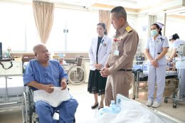 ผู้บัญชาการทหารเรือ เข้าเยี่ยมเยียนและมอบเงินช่วยเหลือแก่ เรือตรี นอม สุวรรณพิทักษ์