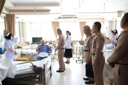 ผู้บัญชาการทหารเรือ เข้าเยี่ยมเยียนและมอบเงินช่วยเหลือแก่ เรือตรี นอม สุวรรณพิทักษ์