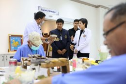 คุณเมธี คำแหง ประธานกรรมการดำเนินการสหกรณ์ออมทรัพย์ บริษัท วิทยุการบินแห่งประเทศไทย จำกัด และคณะ เยี่ยมบำรุงขวัญ