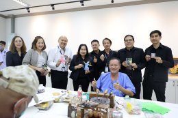 คุณเมธี คำแหง ประธานกรรมการดำเนินการสหกรณ์ออมทรัพย์ บริษัท วิทยุการบินแห่งประเทศไทย จำกัด และคณะ เยี่ยมบำรุงขวัญ