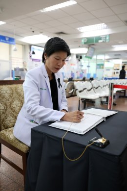 นขต.รพ.ผศ. ร่วมลงนามถวายความอาลัยแด่ สมเด็จพระนางเจ้าสิริกิติ์ พระบรมราชินีนาถ พระบรมราชชนนีพันปีหลวง