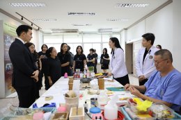 ดร.อธิชาติ ชุมนานนท์ (คุณอั้ม) และคณะจาก บริษัท อทิสเมด โกลบอล จำกัด ในโอกาสเข้าเยี่ยมให้กำลังใจทหารผ่านศึก