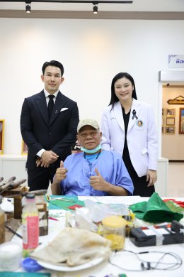 ดร.อธิชาติ ชุมนานนท์ (คุณอั้ม) และคณะจาก บริษัท อทิสเมด โกลบอล จำกัด ในโอกาสเข้าเยี่ยมให้กำลังใจทหารผ่านศึก