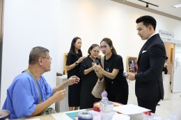 ดร.อธิชาติ ชุมนานนท์ (คุณอั้ม) และคณะจาก บริษัท อทิสเมด โกลบอล จำกัด ในโอกาสเข้าเยี่ยมให้กำลังใจทหารผ่านศึก