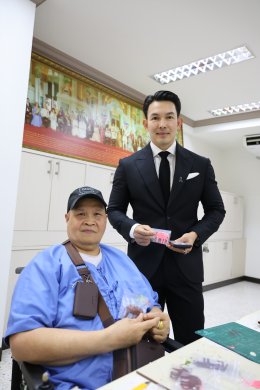 ดร.อธิชาติ ชุมนานนท์ (คุณอั้ม) และคณะจาก บริษัท อทิสเมด โกลบอล จำกัด ในโอกาสเข้าเยี่ยมให้กำลังใจทหารผ่านศึก