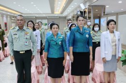 คุณหญิง แสงดือน ณ นคร ประธานกรรมการมูลนิธิสงเคราะห์ครอบครัวทหารผ่านศึก ในพระราชูปถัมภ์สมเด็จพระศรีนครินทราบรมราชชนนี พร้อมด้วยคณะกรรมการฯ มอบเงินบำรุงขวัญ ถุงยังชีพและอาหารกล่อง ให้แก่ผู้ป่วยทหารผ่านศึกที่พักรักษาตัว ณ รพ.ผศ.