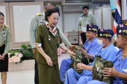 คุณหญิง แสงดือน ณ นคร ประธานกรรมการมูลนิธิสงเคราะห์ครอบครัวทหารผ่านศึก ในพระราชูปถัมภ์สมเด็จพระศรีนครินทราบรมราชชนนี พร้อมด้วยคณะกรรมการฯ มอบเงินบำรุงขวัญ ถุงยังชีพและอาหารกล่อง ให้แก่ผู้ป่วยทหารผ่านศึกที่พักรักษาตัว ณ รพ.ผศ.