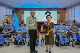 คุณหญิง แสงดือน ณ นคร ประธานกรรมการมูลนิธิสงเคราะห์ครอบครัวทหารผ่านศึก ในพระราชูปถัมภ์สมเด็จพระศรีนครินทราบรมราชชนนี พร้อมด้วยคณะกรรมการฯ มอบเงินบำรุงขวัญ ถุงยังชีพและอาหารกล่อง ให้แก่ผู้ป่วยทหารผ่านศึกที่พักรักษาตัว ณ รพ.ผศ.