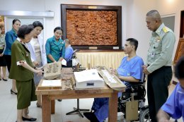 คุณหญิง แสงดือน ณ นคร ประธานกรรมการมูลนิธิสงเคราะห์ครอบครัวทหารผ่านศึก ในพระราชูปถัมภ์สมเด็จพระศรีนครินทราบรมราชชนนี พร้อมด้วยคณะกรรมการฯ มอบเงินบำรุงขวัญ ถุงยังชีพและอาหารกล่อง ให้แก่ผู้ป่วยทหารผ่านศึกที่พักรักษาตัว ณ รพ.ผศ.