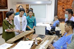 คุณหญิง แสงดือน ณ นคร ประธานกรรมการมูลนิธิสงเคราะห์ครอบครัวทหารผ่านศึก ในพระราชูปถัมภ์สมเด็จพระศรีนครินทราบรมราชชนนี พร้อมด้วยคณะกรรมการฯ มอบเงินบำรุงขวัญ ถุงยังชีพและอาหารกล่อง ให้แก่ผู้ป่วยทหารผ่านศึกที่พักรักษาตัว ณ รพ.ผศ.
