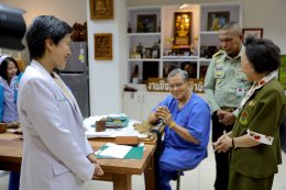 คุณหญิง แสงดือน ณ นคร ประธานกรรมการมูลนิธิสงเคราะห์ครอบครัวทหารผ่านศึก ในพระราชูปถัมภ์สมเด็จพระศรีนครินทราบรมราชชนนี พร้อมด้วยคณะกรรมการฯ มอบเงินบำรุงขวัญ ถุงยังชีพและอาหารกล่อง ให้แก่ผู้ป่วยทหารผ่านศึกที่พักรักษาตัว ณ รพ.ผศ.