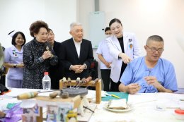 คุณประวิทย์ และคุณอรัญญา มาลีนนท์ เข้าเยี่ยมบำรุงขวัญทหารผ่านศึกที่ได้รับบาดเจ็บจากการปฏิบัติหน้าที่ 