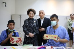 คุณประวิทย์ และคุณอรัญญา มาลีนนท์ เข้าเยี่ยมบำรุงขวัญทหารผ่านศึกที่ได้รับบาดเจ็บจากการปฏิบัติหน้าที่ 