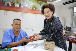 คุณประวิทย์ และคุณอรัญญา มาลีนนท์ เข้าเยี่ยมบำรุงขวัญทหารผ่านศึกที่ได้รับบาดเจ็บจากการปฏิบัติหน้าที่ 