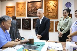 คุณประวิทย์ และคุณอรัญญา มาลีนนท์ เข้าเยี่ยมบำรุงขวัญทหารผ่านศึกที่ได้รับบาดเจ็บจากการปฏิบัติหน้าที่ 