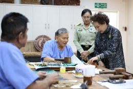 คุณประวิทย์ และคุณอรัญญา มาลีนนท์ เข้าเยี่ยมบำรุงขวัญทหารผ่านศึกที่ได้รับบาดเจ็บจากการปฏิบัติหน้าที่ 