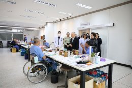 คุณประวิทย์ และคุณอรัญญา มาลีนนท์ เข้าเยี่ยมบำรุงขวัญทหารผ่านศึกที่ได้รับบาดเจ็บจากการปฏิบัติหน้าที่ 